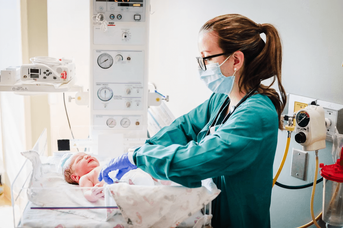 Professionnelle de la santé auprès d’un nouveau-né